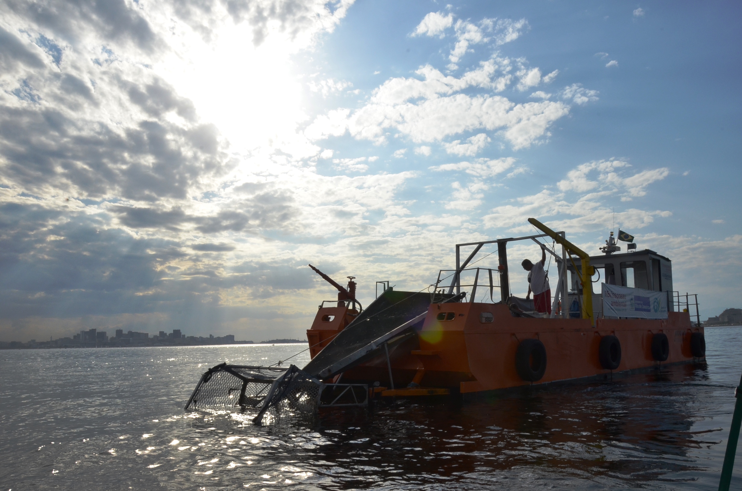 Ecobarco na Baía de Guanabara durante evento-teste para os Jogos Olímpicos 2016 – Foto: Luiz Galerani