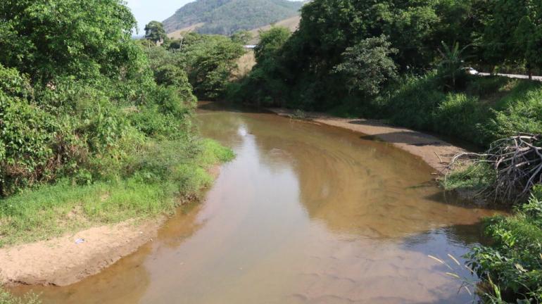 Limpa Rio: projeto leva desassoreamento às margens e leitos dos principais rios fluminenses