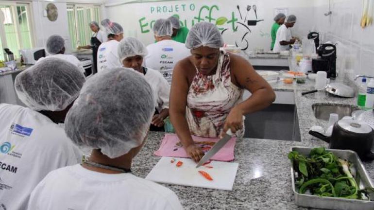 Cursos incentivam práticas sustentáveis em comunicades pacificadas