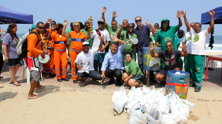 Clean Up The World: mutirões de limpeza conscientizam banhistas nas praias em Niterói e no Rio de Janeiro