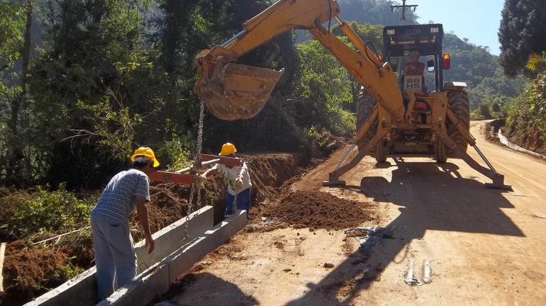 Estradas rurais de Nova Friburgo recebem obras de drenagem pluvial