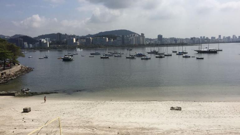 Praia da Urca ficou própria para banho na maior parte de 2018, diz Inea