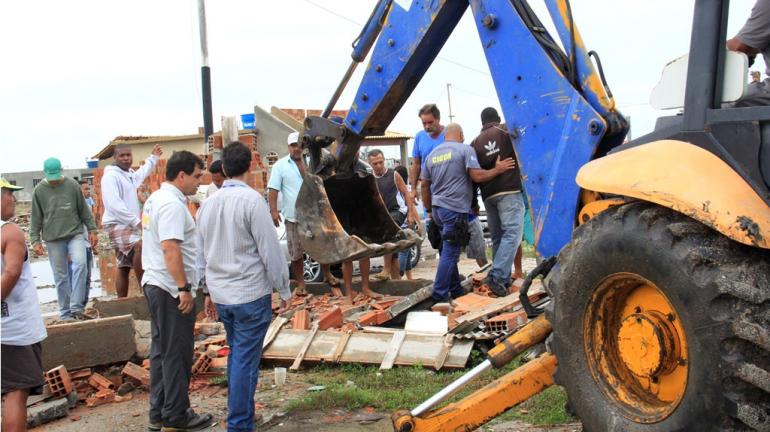 Inea realiza demolição de construções irregulares em área de preservação de Arraial do Cabo