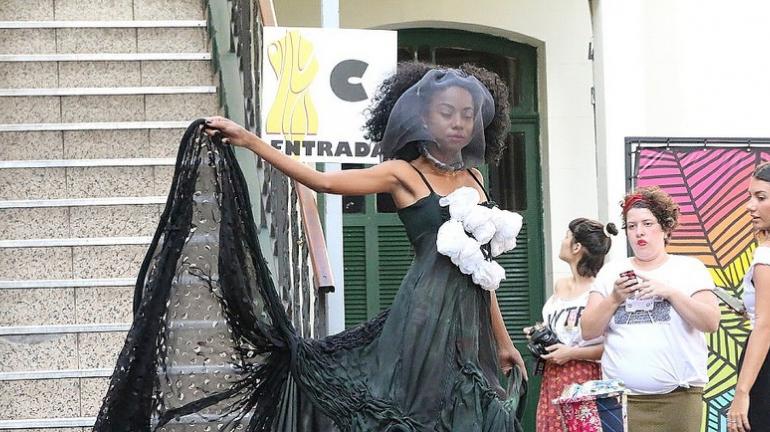 Desfile de moda sustentável reforça conceito de aproveitamento total em evento no Rio