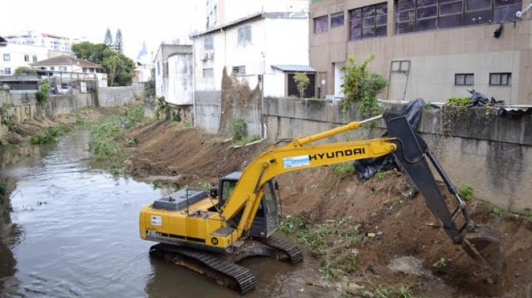 Limpa Rio faz operação no Rio Paquequer, em Teresópolis