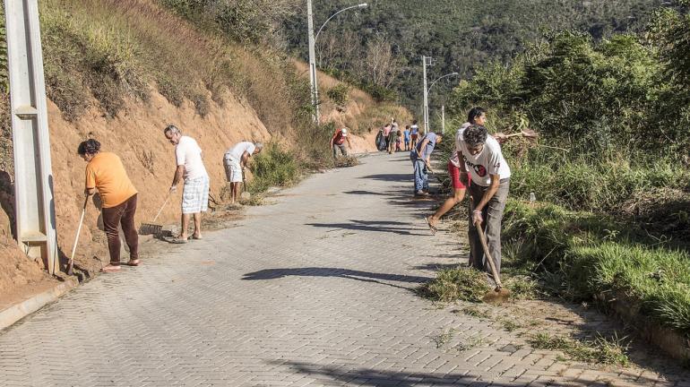 Mutirão recolhe lixo e mato de condomínio no Vale do Cuiabá, em Petrópolis