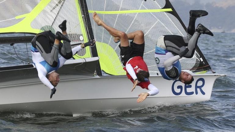 Velejadores celebram medalhas mergulhando na Baía de Guanabara