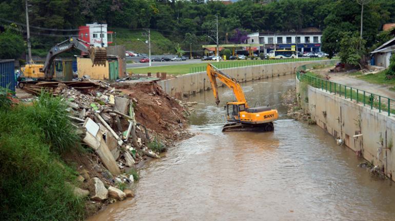 Obra de contenção do Rio Bengalas chega a Duas Pedras