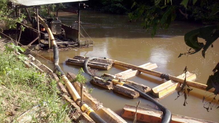 Denúncia leva à apreensão de balsa com bomba para extração de areia