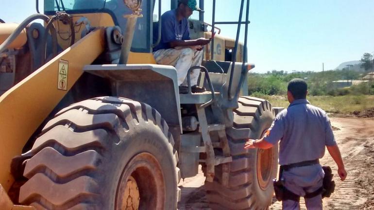 PM Ambiental prende três em areal clandestino em Maricá