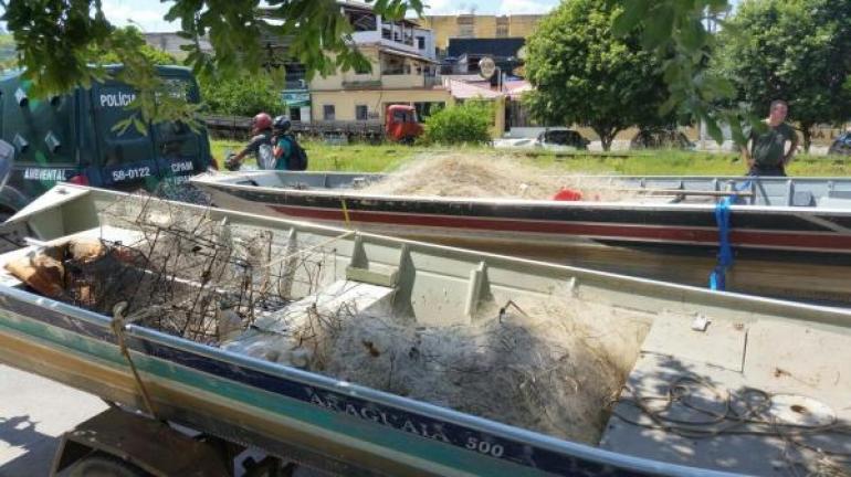 Policiais ambientais apreendem três mil metros de redes de pesca no Rio Paraíba do Sul, em São Fidélis