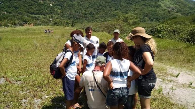 Reserva Biológica de Guaratiba faz mutirão para retirada de lixo da Praia da Maré