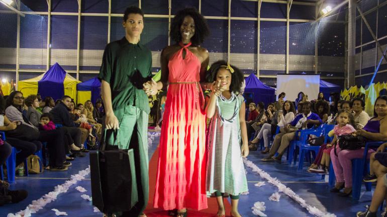 Desfile de moda sustentável agita quadra poliesportiva da Rocinha, na Zona Sul do Rio