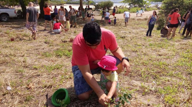 Crianças celebram o Dia Mundial da Árvore no Parque Estadual Serra da Tiririca, Região Litorânea de Niterói