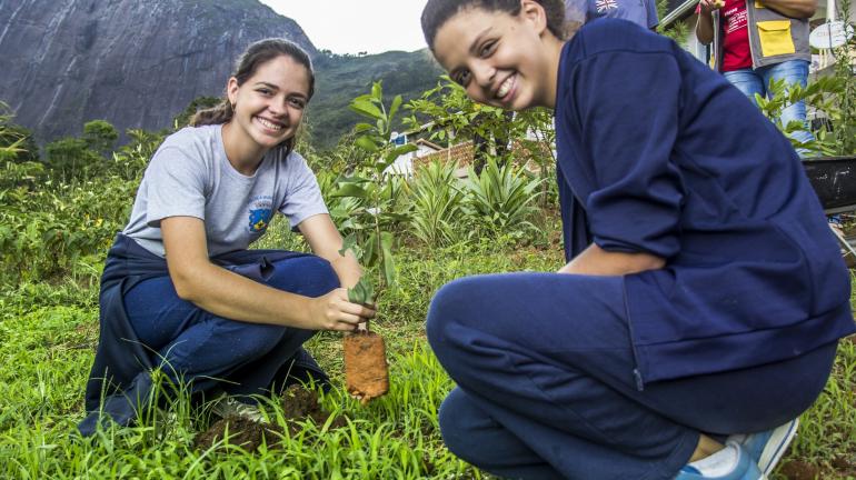 Estudantes e moradores plantam mudas da Mata Atlântica em comunidade quilombola de Petrópolis