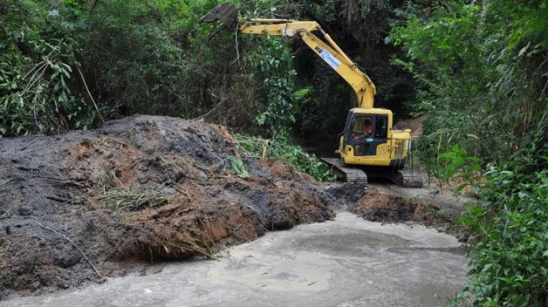 Córrego de Pinheiral recebe serviço de dragagem e desassoreamento