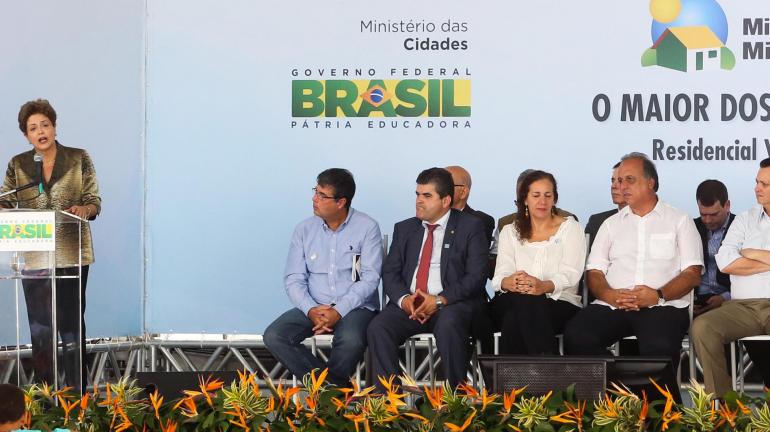 Secretário André Corrêa participa de entrega de apartamentos em Duque de Caxias