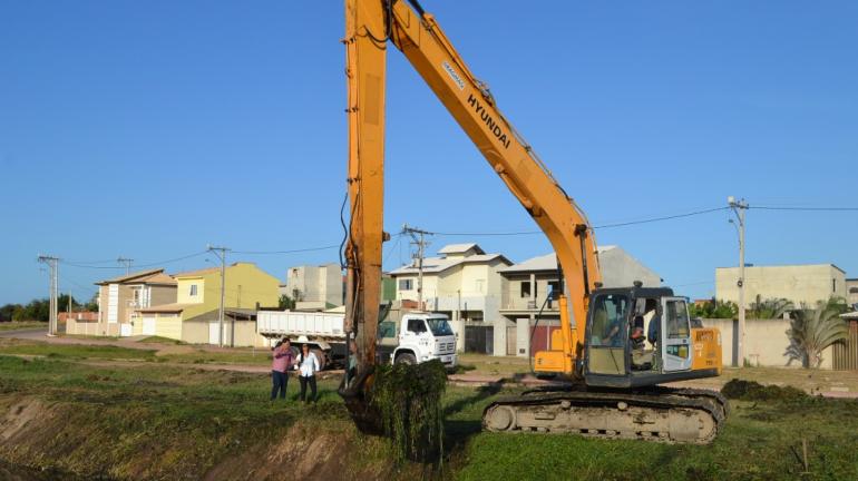 Prossegue limpeza de canais em São João da Barra