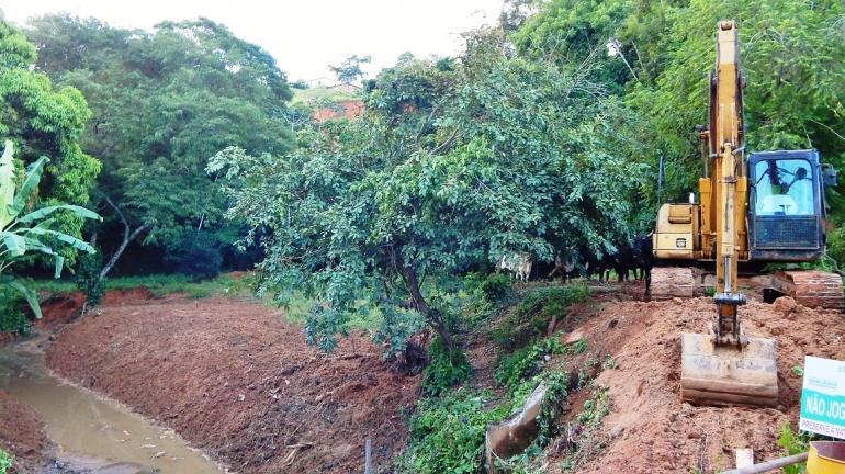 Operações do Limpa Rio chegam ao córrego Santa Rosa