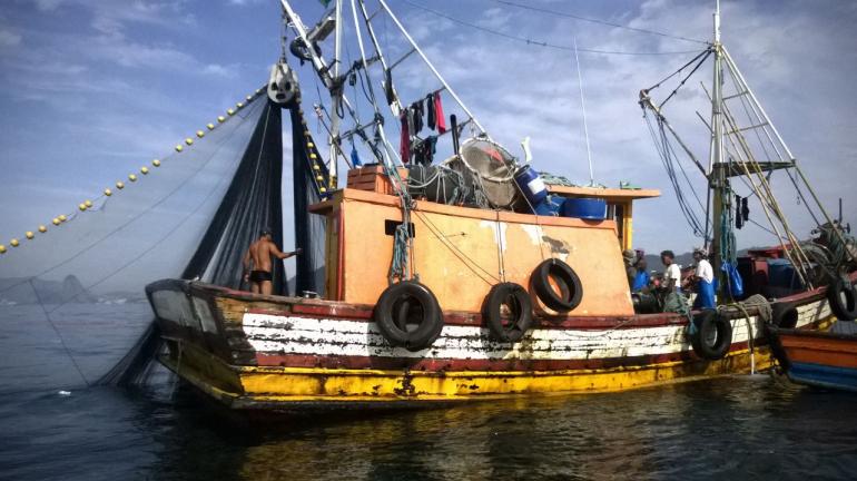 Duas embarcações são apreendidas em fiscalização deflagrada na Reserva Extrativista da Marinha de Itaipu, em Niterói