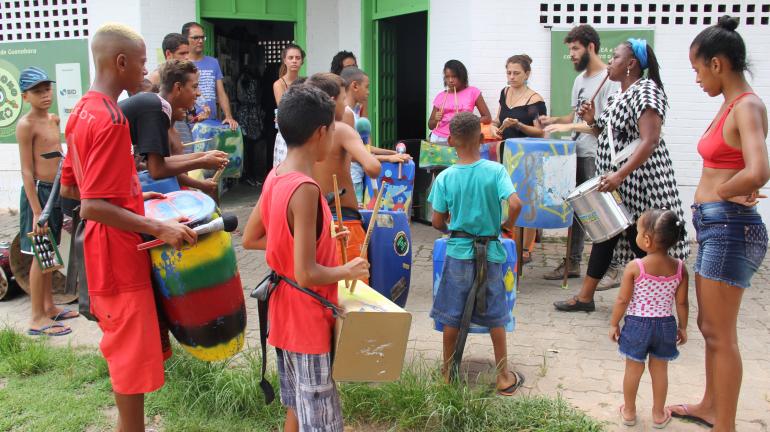 Ecomoda e Funk Verde do  Projeto De Olho no Lixo – Baia de Guanabara chegam à comunidade Roquete Pinto, em Ramos