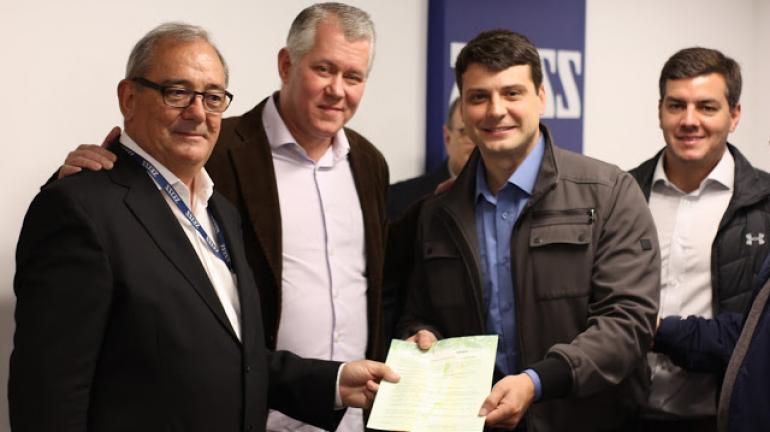 Prefeito entrega licença de operação para a Carl Zeiss: Emprega diretamente 580 pessoas em Petrópolis