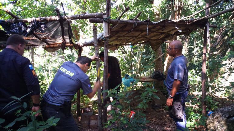 Secretaria do Ambiente destrói rancho utilizado por caçadores de animais silvestres no Parque da Cidade, em Niterói