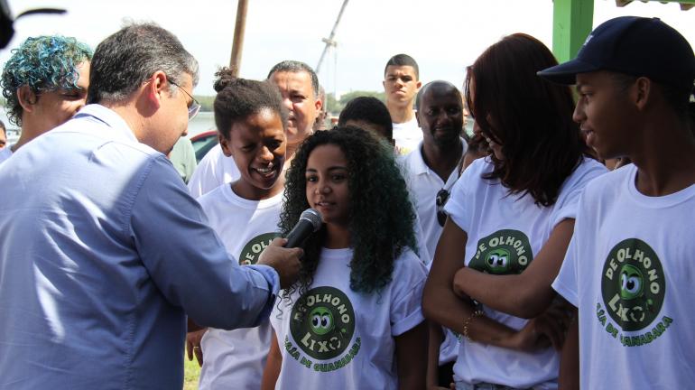 Projeto De Olho no Lixo é lançado na comunidade Roquete Pinto, em Ramos,  com a proposta de diminuir as cinco mil toneladas de lixo retidas nas ecobarreiras