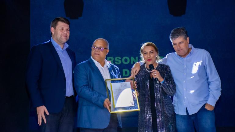 André Corrêa recebe homenagem da Associação dos Produtores de Aço do RJ