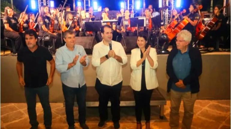 André Corrêa comemora inauguração do novo coreto-palco na revitalizada Praça Getúlio Vargas, em Conservatória