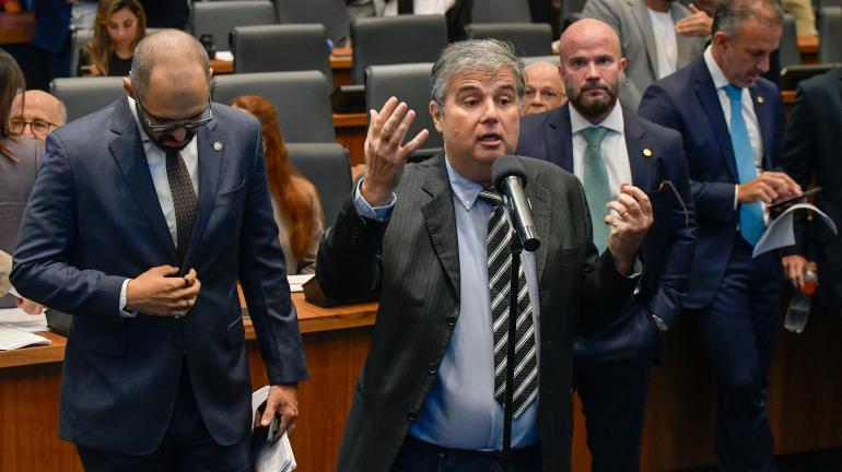 A partir de luta do deputado André Corrêa, ALERJ aprova projeto que fortalece produtores de leite e laticínios, cooperativas e indústria leiteira