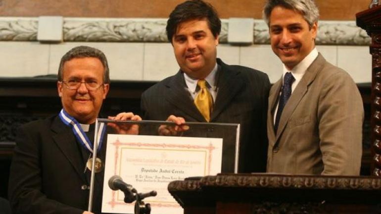 André Corrêa entrega Medalha Tiradentes a secretário-geral da CNBB