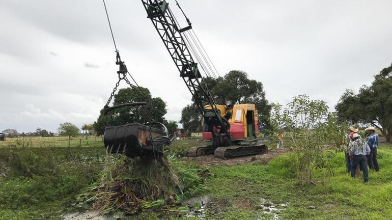 Começa o trabalho de limpeza dos canais de Campos, no RJ