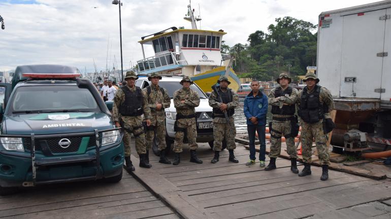 Instituto Estadual do Ambiente e Polícia Ambiental coíbem pesca predatória na Reserva Extrativista Marinha de Itaipu, em Niterói