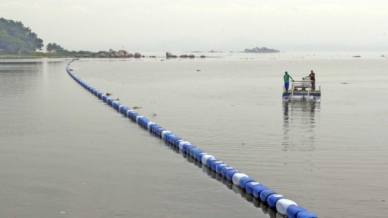 Baía de Guanabara terá barcos para retirar lixo flutuante