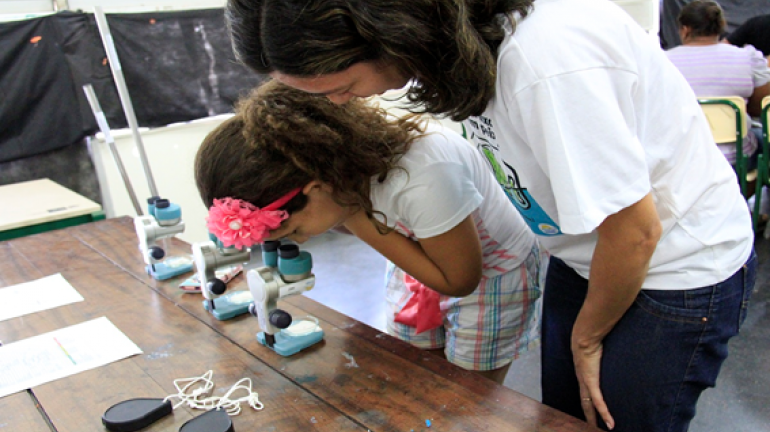 Pais e alunos de Ciep em Alcântara conhecem benefícios das obras de saneamento básico