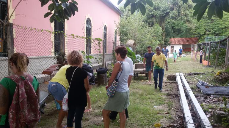 Mutirão de limpeza mobiliza moradores em Ilha Grande