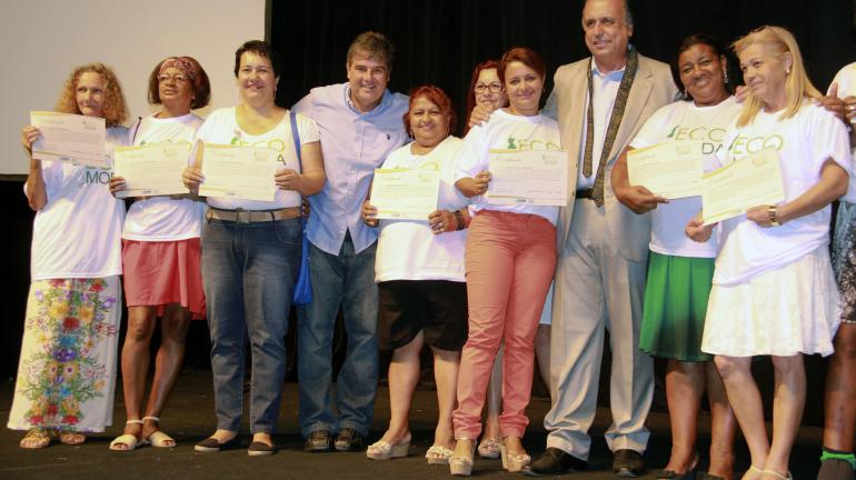 Secretário André Corrêa entrega diploma para participantes de projetos socioambientais