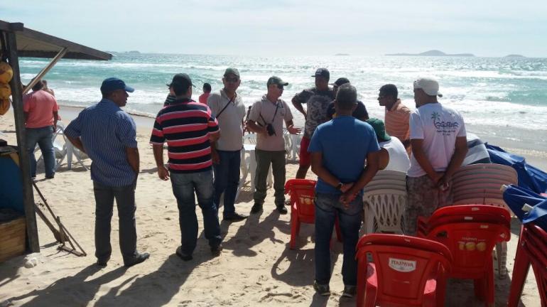 Instituto Estadual do Ambiente fiscaliza ordenamento dos quiosques em praia de Cabo Frio