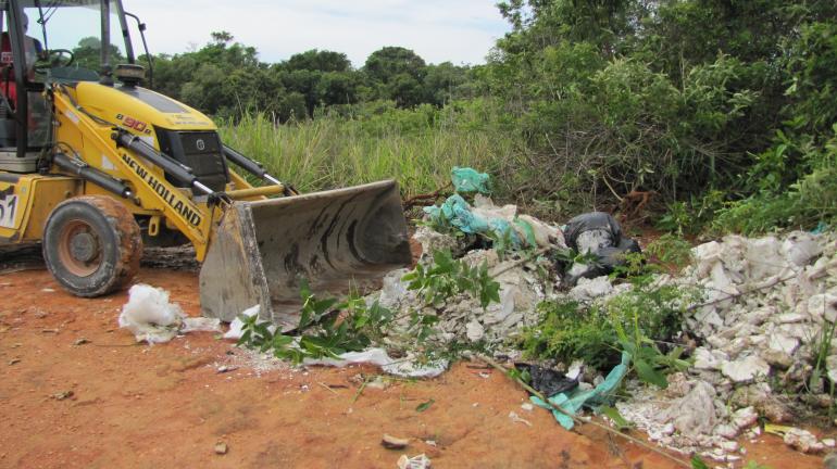 INEA e Prefeitura removem 20 toneladas de lixo da faixa de restinga da Área de Proteção Ambiental de Maricá