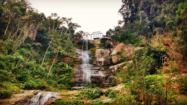 Artista plástica Mariko Mori inaugura “sexto anel olímpico” sobre cachoeira do Parque Estadual do Cunhambebe, em Mangaratiba