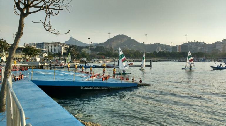A Baía de Guanabara e o complexo de vira lata no divã