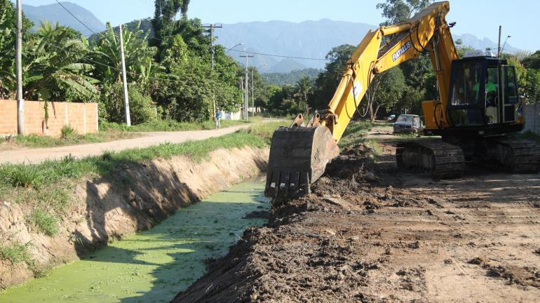 Programa Limpa Rio realiza obra de combate a enchentes em Magé