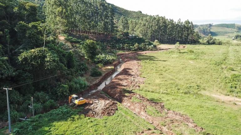 Prefeitura de Varre-Sai, em parceria com o Inea, realiza limpeza do Ribeirão Varre-Sai