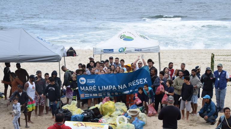 ​Instituto Estadual do Ambiente promove limpeza na Praia de Itaipu