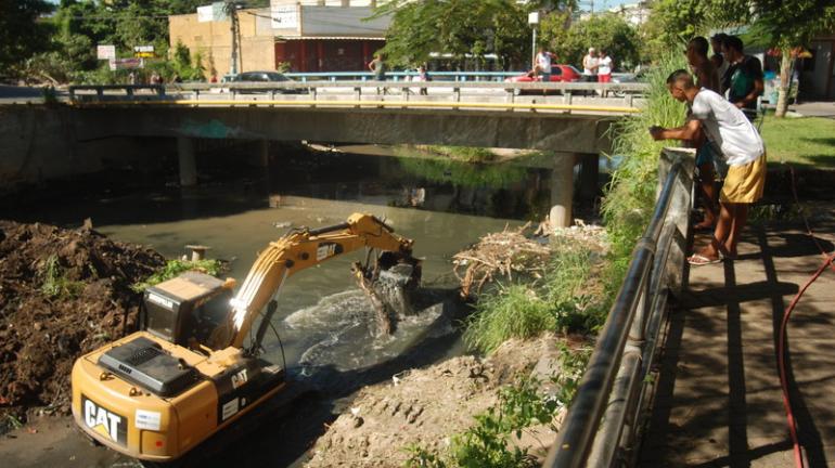 Inea começa limpeza e dragagem do Rio Alcântara para evitar enchentes