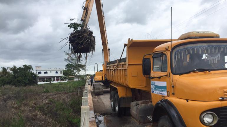 Máquinas já atuam na limpeza de canal na área da Ponte do Gote, em Campos