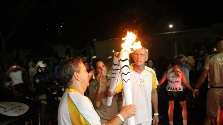 Pesquisador do Instituto Estadual do Ambiente participa do revezamento na condução da tocha olímpica