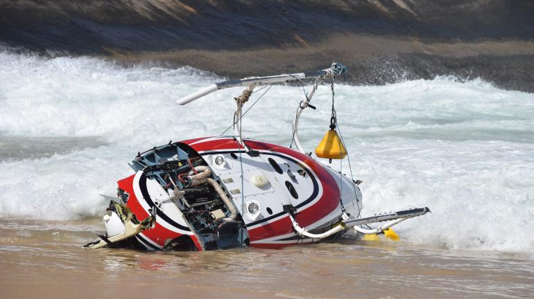 Inea acompanha remoção dos destroços de helicóptero que caiu na Reserva Extrativista Marinha de Itaipu, em Niterói