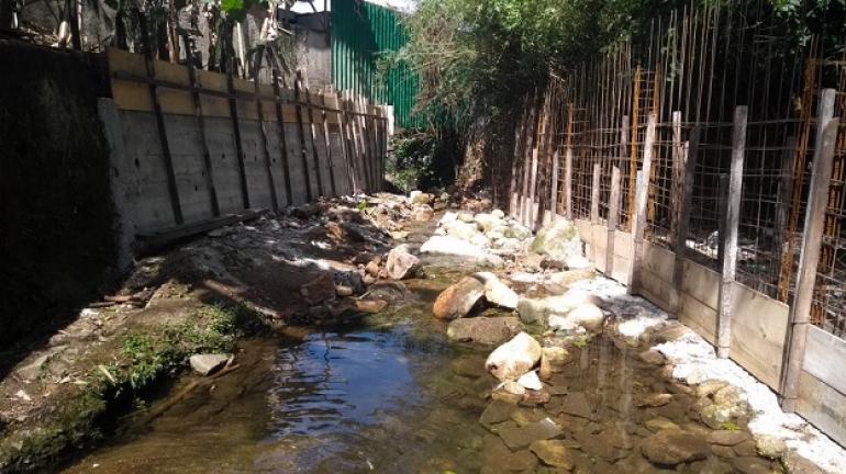 Polícia Ambiental, com ajuda do Linha Verde, flagra construção irregular de um muro de contenção no interior do leito do rio Cascata dos Amores, em Teresópolis